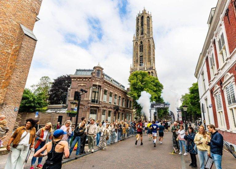 hardlopers onder de domtoren tijdens de HiPRO Utrecht Marathon