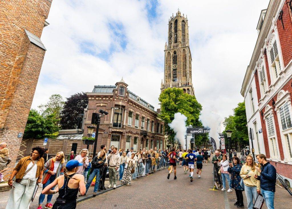 hardlopers onder de domtoren tijdens de HiPRO Utrecht Marathon