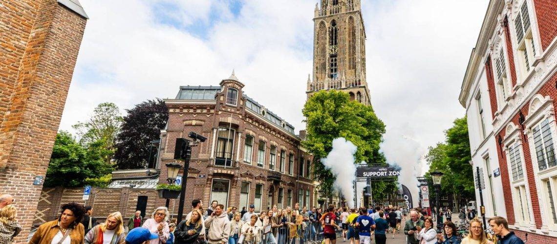 hardlopers onder de domtoren tijdens de HiPRO Utrecht Marathon